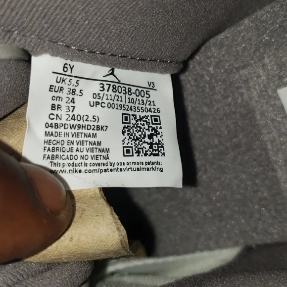 AIR JORDAN 11 RETRO (GS) 'Cool Grey' 2021 - Picture 10 of 16